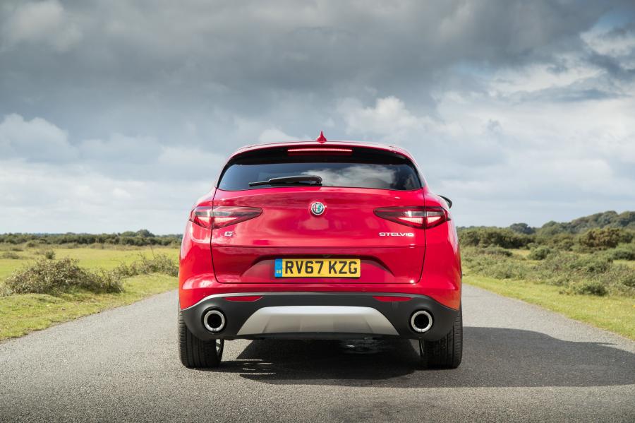 Alfa Romeo Stelvio (949) 2017 года  (UK) (фото 12 из 41)